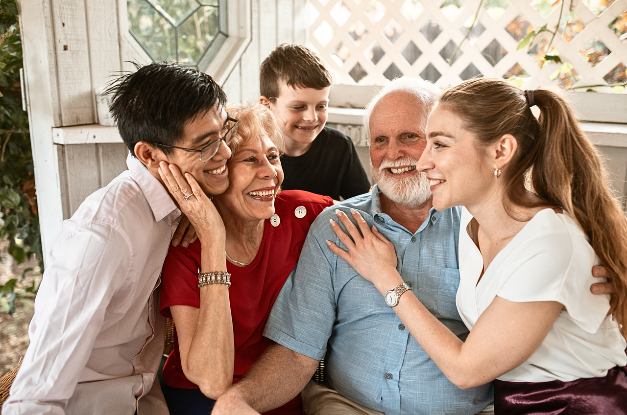 Photo d'une famille multi génération pour illustrer une donation familiale