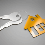 clés avec un porte clé maison symbolisant l'investissement dans un bien locatif.
