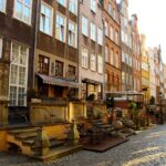 photo d'une rue avec plusieurs maisons, représentant notamment un bien loué