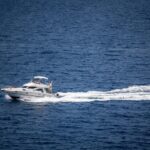 photo d'un bateau en pleine mer.
