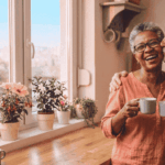 Cette photo capture la joie et l'intimité d'un couple de retraités, rayonnant de bonheur alors qu'ils profitent de la compagnie l'un de l'autre dans le confort de leur propre maison. L'ambiance générale est chaleureuse et réconfortante, témoignant de l'importance des liens familiaux et du bien-être à domicile.